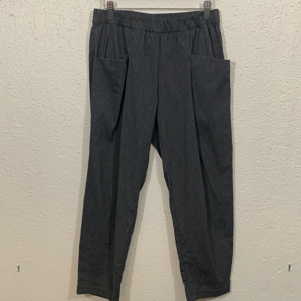 Lucy Activewear Gray &‎ Black Stripe Ankle Pull-On Pants  size S